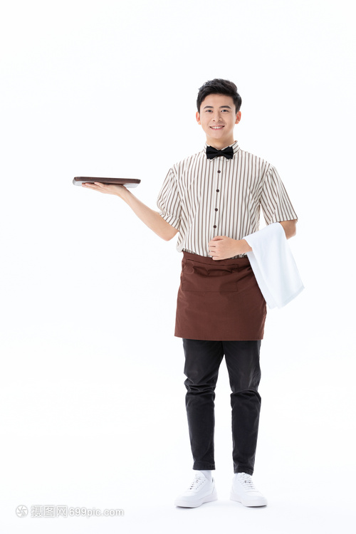 托着托盘的咖啡店服务员